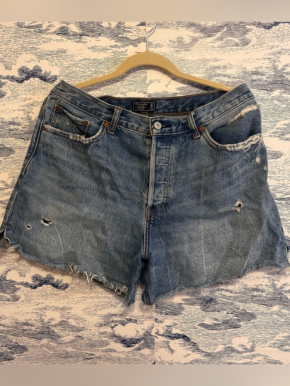 Abercrombie & Fitch • high rise 4” short